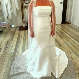 Elegant White Strapless Wedding Dress